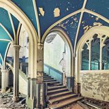 Blick in einen gotisch geformten Raum mit blauen Wänden