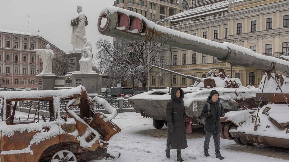 Passanten im Zentrum von Kiew: Hier wird zerstörtes russisches Kriegsgerät ausgestellt