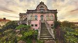 Eine rosafarbene Villa mit eindrucksvoller Treppe