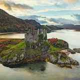 Schlossruine auf einer Landzunge