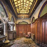 Wales  Das kleine Land ganz im Westen der Britischen Inseln braucht sich mit seinen gerade einmal rund 20.800 Quadratkilometern keineswegs zu verstecken. Wales, umgeben von der Keltischen und der Irischen See, besitzt nicht nur grandiose Küstenabschnitte, sondern wartet ebenso mit atemberaubenden Gebirgslandschaften und einer geschichtsträchtigen Kultur auf.  Im Bild: Auf dem Weg aus den Bergen von Nordwales in Richtung Küste in landschaftlich eindrucksvoller Lage entlang eines Flussbetts besuchte der Autor dieses alte Anwesen, das zuletzt als Hotel genutzt wurde. Leider zerstörte ein Feuer Teile des Hotels.