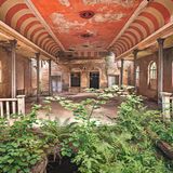 Deutschland  In den deutschen Gefilden sind Lost Places in Ost wie West zu finden. Im Westen wartet das Ruhrgebiet als größter Ballungsraum Deutschlands mit seiner Industriekultur auf. Mit einer Fläche von 4438,69 Quadratkilometern ist er sogar der fünftgrößte Siedlungsraum Europas. Sein heutiges Erscheinungsbild formte sich mit Beginn der Industrialisierung und dem Bergbau im 19. und 20. Jahrhundert.  Im Bild: Das Ballhaus Rivera war einer der prunkvollsten Orte vor den Toren Berlins. Nach einem Brand war das Schicksal final besiegelt. Die Bühne des alten Ballsaals im Obergeschoss war bereits vollständig eingestürzt und von Pflanzenwelten neu bevölkert.