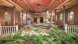 Deutschland  In den deutschen Gefilden sind Lost Places in Ost wie West zu finden. Im Westen wartet das Ruhrgebiet als größter Ballungsraum Deutschlands mit seiner Industriekultur auf. Mit einer Fläche von 4438,69 Quadratkilometern ist er sogar der fünftgrößte Siedlungsraum Europas. Sein heutiges Erscheinungsbild formte sich mit Beginn der Industrialisierung und dem Bergbau im 19. und 20. Jahrhundert.  Im Bild: Das Ballhaus Rivera war einer der prunkvollsten Orte vor den Toren Berlins. Nach einem Brand war das Schicksal final besiegelt. Die Bühne des alten Ballsaals im Obergeschoss war bereits vollständig eingestürzt und von Pflanzenwelten neu bevölkert.