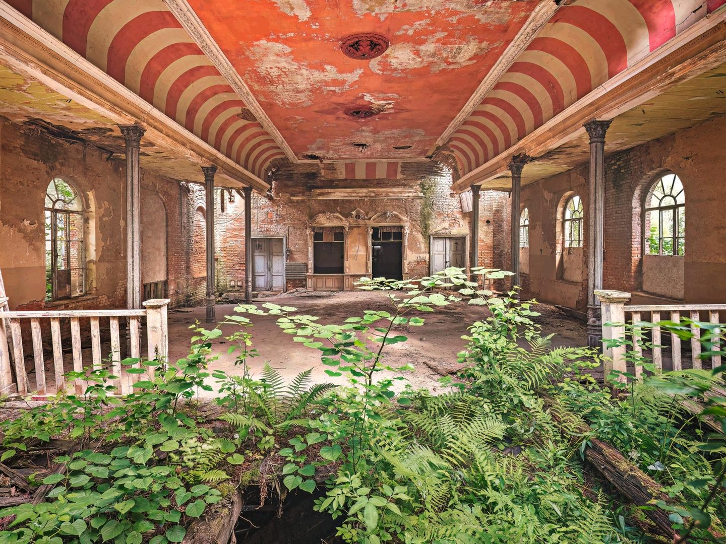 Lost Places: Deutschland In den deutschen Gefilden sind Lost Places in Ost wie West zu finden. Im Westen wartet das Ruhrgebiet als größter Ballungsraum Deutschlands mit seiner Industriekultur auf. Mit einer Fläche von 4438,69 Quadratkilometern ist er sogar der fünftgrößte Siedlungsraum Europas. Sein heutiges Erscheinungsbild formte sich mit Beginn der Industrialisierung und dem Bergbau im 19. und 20. Jahrhundert. Im Bild: Das Ballhaus Rivera war einer der prunkvollsten Orte vor den Toren Berlins. Nach einem Brand war das Schicksal final besiegelt. Die Bühne des alten Ballsaals im Obergeschoss war bereits vollständig eingestürzt und von Pflanzenwelten neu bevölkert. Deutschland In den deutschen Gefilden sind Lost Places in Ost wie West zu finden. Im Westen wartet das Ruhrgebiet als größter Ballungsraum Deutschlands mit seiner Industriekultur auf. Mit einer Fläche von 4438,69 Quadratkilometern ist er sogar der fünftgrößte Siedlungsraum Europas. Sein heutiges Erscheinungsbild formte sich mit Beginn der Industrialisierung und dem Bergbau im 19. und 20. Jahrhundert. Im Bild: Das Ballhaus Rivera war einer der prunkvollsten Orte vor den Toren Berlins. Nach einem Brand war das Schicksal final besiegelt. Die Bühne des alten Ballsaals im Obergeschoss war bereits vollständig eingestürzt und von Pflanzenwelten neu bevölkert.