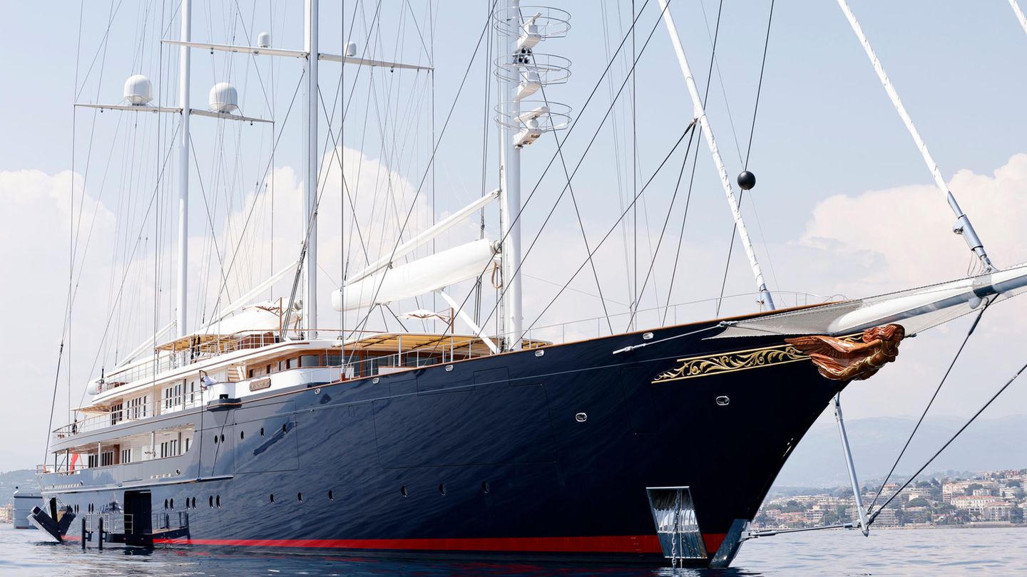 Le yacht “Koru” de Jeff Bezos aux USA : navire trop gros pour une marina