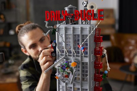 Lego Avengers Mann mit Bart stellt Action-Sezen am Daily Bugle nach