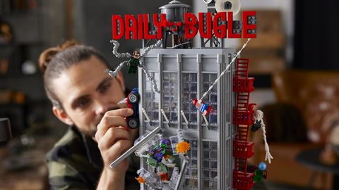 Lego Avengers Mann mit Bart stellt Action-Sezen am Daily Bugle nach