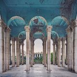 Weiße Säulen in einem Raum mit türkisfarbenem Deckenanstrich