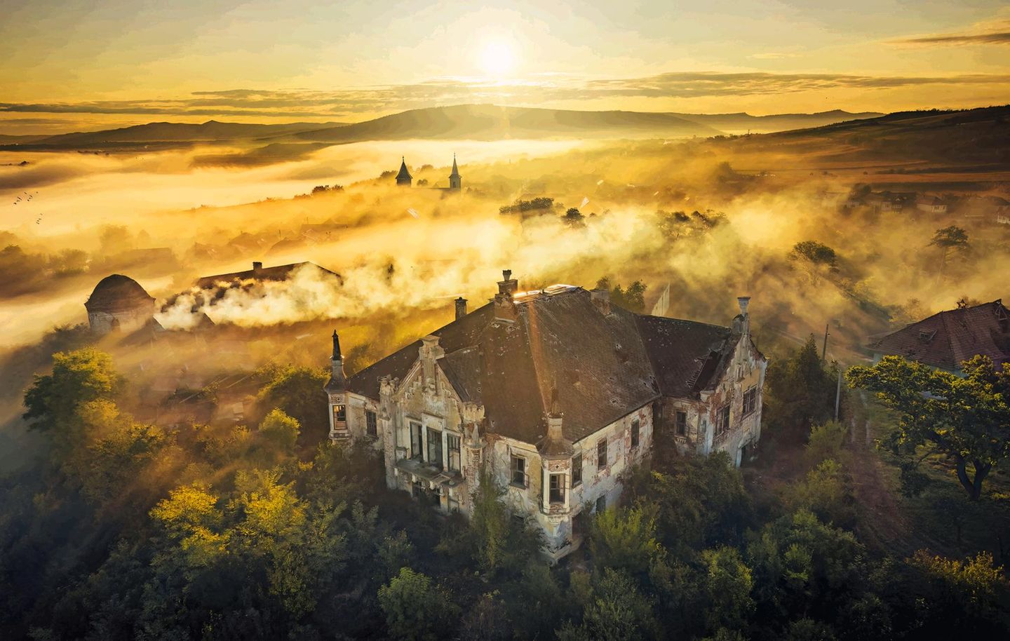 Eine in gelbes Licht getauchte Wolkenlandschaft über alten Gebäuden Eine in gelbes Licht getauchte Wolkenlandschaft über alten Gebäuden