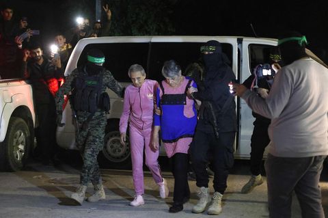 Terroristen von Hamas und Islamischem Dschihad führen zwei israelische Geiseln zur Übergabe
