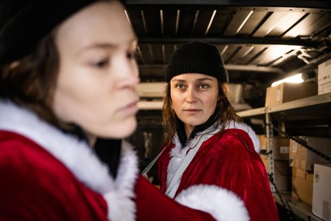 Kriminaltechnikerin Natalie Förster (Tinka Fürst, r) ermittelt verdeckt in der Spedition "Jäger Frachtdienste" - und fährt zusammen mit Jenny Wegner (Paula Koberl) Pakete aus. Bei ihrem Job müssen sie Weihnachtsmann-Kostüme tragen.