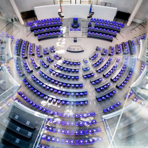 Reform des Wahlrechts: Der leere Plenarsaal des Deutschen Bundestages ist von der Fraktionsebene aus zu sehen