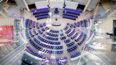 Reform des Wahlrechts: Der leere Plenarsaal des Deutschen Bundestages ist von der Fraktionsebene aus zu sehen