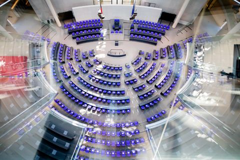 Reform des Wahlrechts: Der leere Plenarsaal des Deutschen Bundestages ist von der Fraktionsebene aus zu sehen
