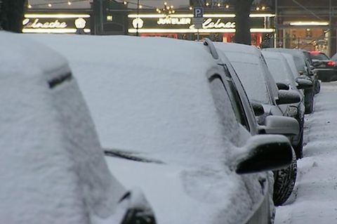 Frost und Eis auf Autos: Für diese Alltagshandlungen können Bußgelder drohen