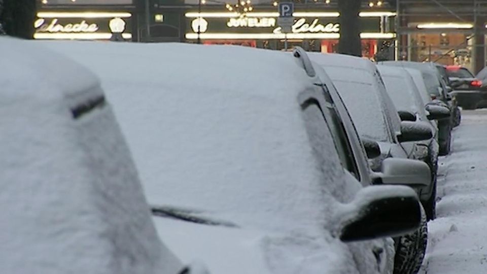 Frost und Eis auf Autos: Für diese Alltagshandlungen können Bußgelder drohen