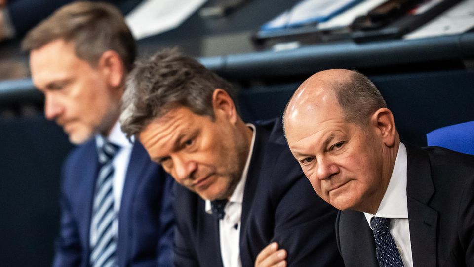 Bundeskanzler Olaf Scholz (SPD, r.), Wirtschaftsminister Robert Habeck (Bündnis 90/Die Grünen, M.) und Finanzminister Christian Lindner (FDP)