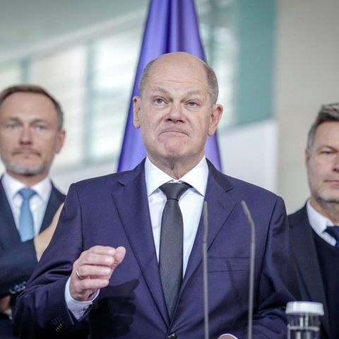 Bundeskanzler Olaf Scholz (SPD, Mitte.), Wirtschaftsminister Robert Habeck (Bündnis 90/Die Grünen, rechts.) und Finanzminister Christian Lindner (FDP)