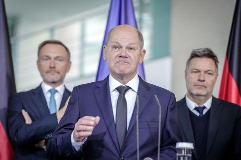 Bundeskanzler Olaf Scholz (SPD, Mitte.), Wirtschaftsminister Robert Habeck (Bündnis 90/Die Grünen, rechts.) und Finanzminister Christian Lindner (FDP)