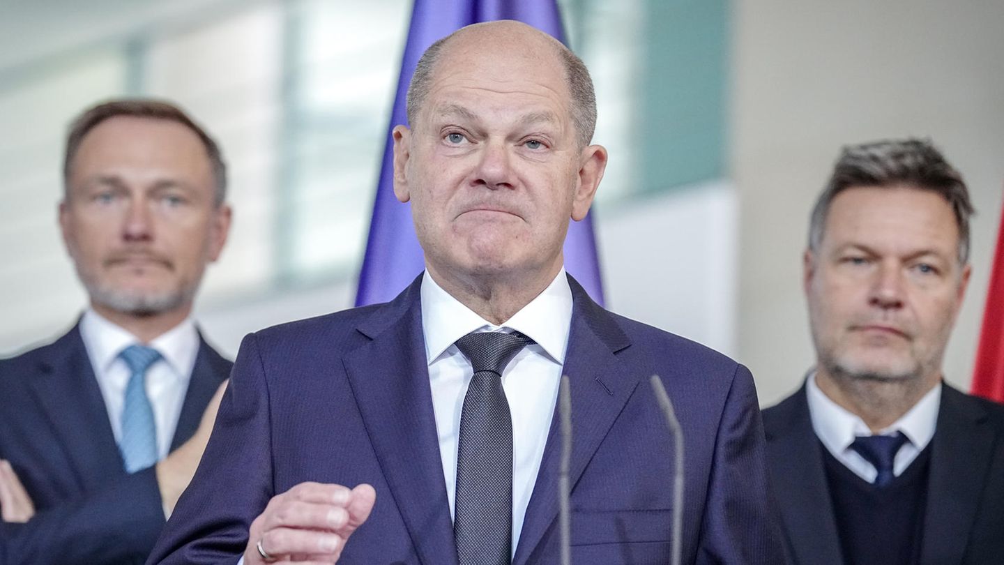 Bundeskanzler Olaf Scholz (SPD, Mitte.), Wirtschaftsminister Robert Habeck (Bündnis 90/Die Grünen, rechts.) und Finanzminister Christian Lindner (FDP)