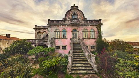 Eine rosafarbene Villa mit eindrucksvoller Treppe