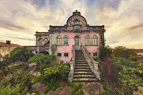 Eine rosafarbene Villa mit eindrucksvoller Treppe