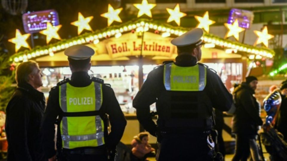 Polizisten auf einem Weihnachtsmarkt