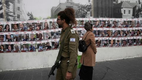 Eine Wand in Jeruslamen zeigt Fotos der von der Hamas verschleppten Menschen