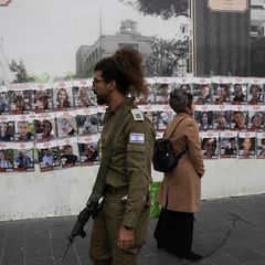 Eine Wand in Jeruslamen zeigt Fotos der von der Hamas verschleppten Menschen