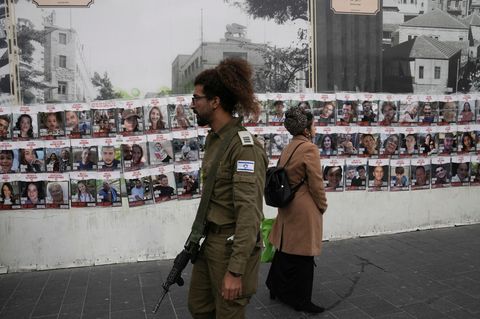 Eine Wand in Jeruslamen zeigt Fotos der von der Hamas verschleppten Menschen