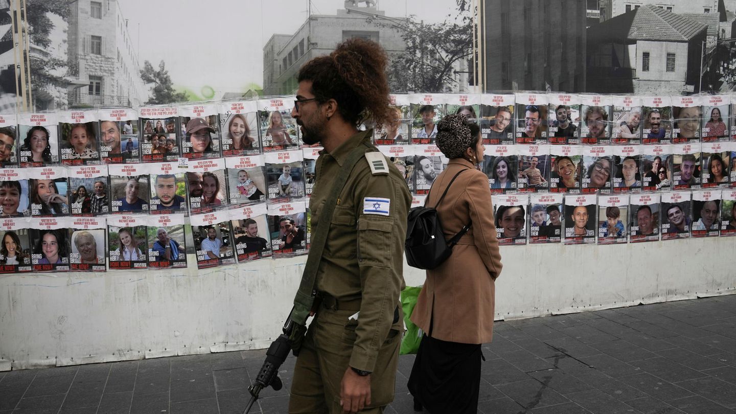 Eine Wand in Jerusalem zeigt Fotos von Menschen, die von der Hamas entführt wurden.