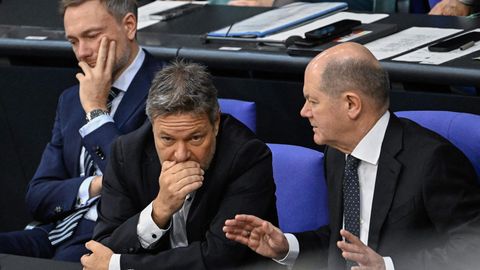 Debatte um die Haushaltslücke: Lindner, Habeck und Scholz im Bundestag.