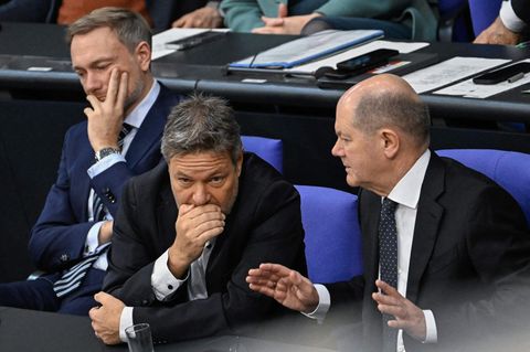 Debatte um die Haushaltslücke: Lindner, Habeck und Scholz im Bundestag.