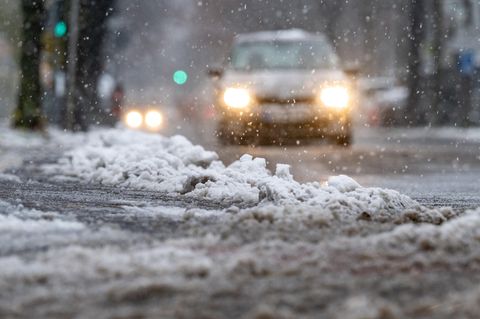 Winterchaos in Deutschland. Schnee liegt auf der Straße.