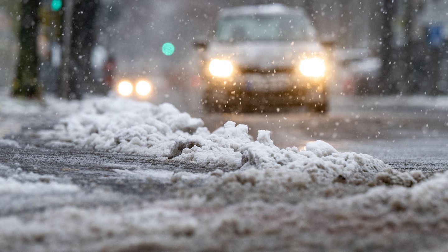 Winterchaos in Deutschland. Schnee liegt auf der Straße.