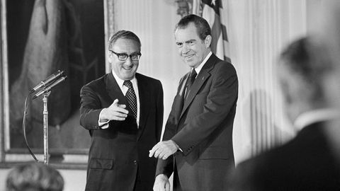 Ende September 1973, Kissinger mit dem damaligen US-Präsidenten Richard Nixon im East Room des Weißen Hauses.