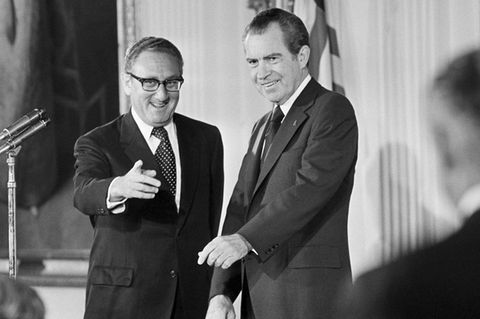 Ende September 1973, Kissinger mit dem damaligen US-Präsidenten Richard Nixon im East Room des Weißen Hauses.