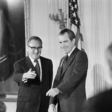 Ende September 1973, Kissinger mit dem damaligen US-Präsidenten Richard Nixon im East Room des Weißen Hauses.