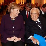 Kissinger mit Angela Merkel bei einer Preisverleihung