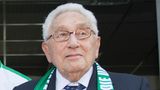 Henry Kissinger mit Greuther Fürth Fanschal
