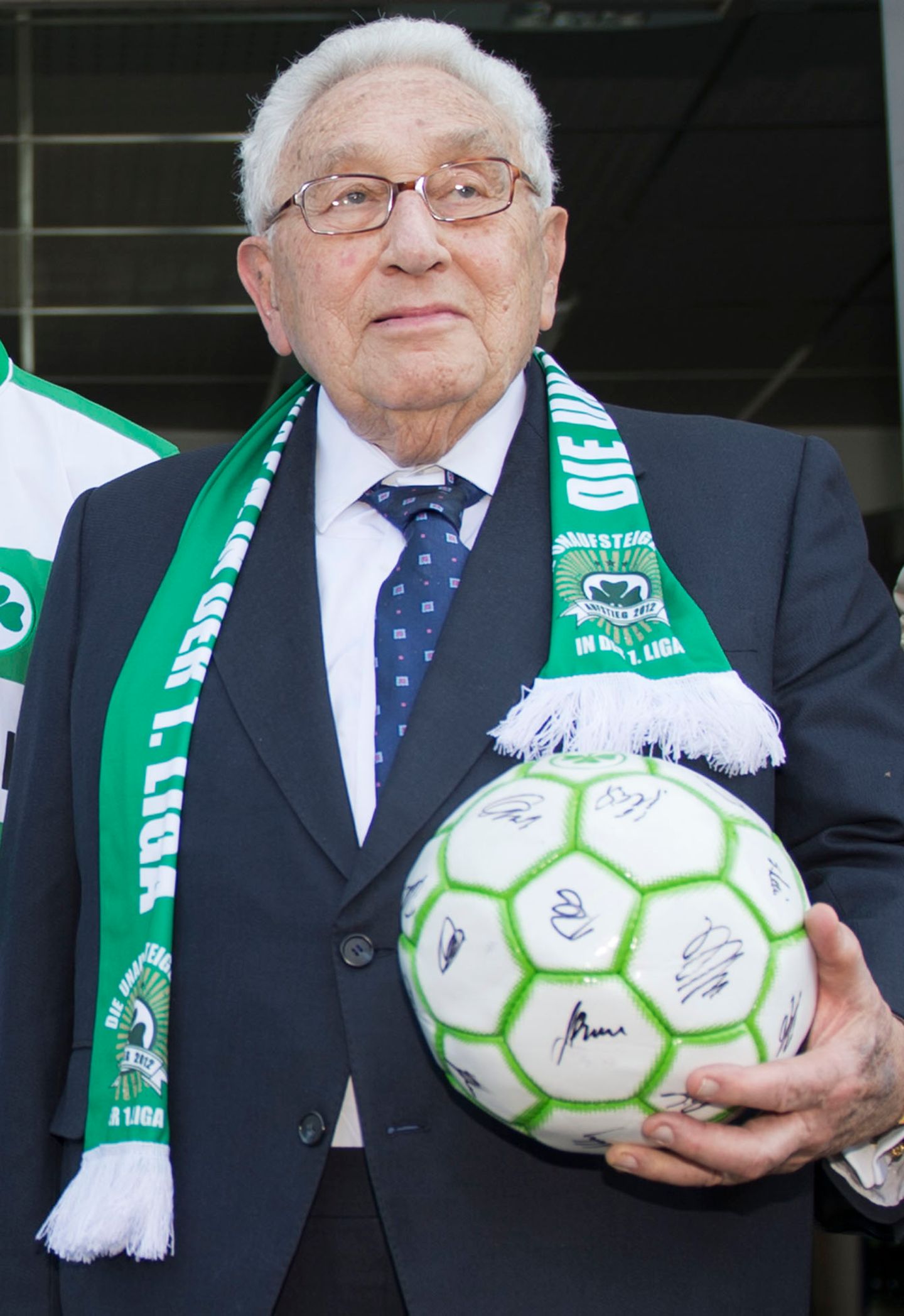 Henry Kissinger mit Greuther Fürth Fanschal