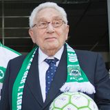 Henry Kissinger mit Greuther Fürth Fanschal