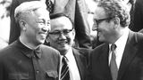 Kissinger mit Le Duc Tho (l.) bei der Unterzeichnung des Waffenstillstandsabkommens 1973