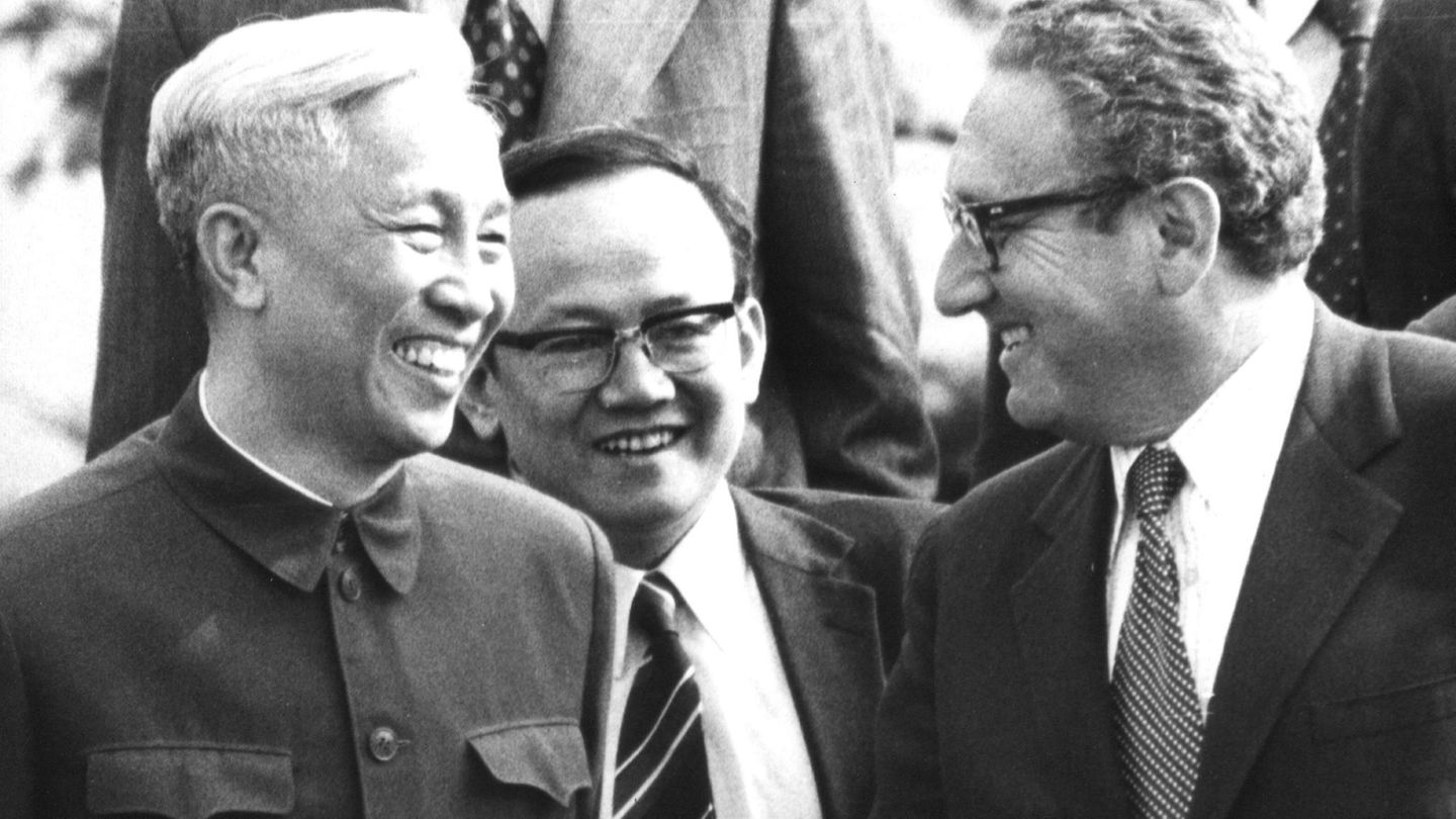 Kissinger mit Le Duc Tho (l.) bei der Unterzeichnung des Waffenstillstandsabkommens 1973