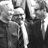 Kissinger mit Le Duc Tho (l.) bei der Unterzeichnung des Waffenstillstandsabkommens 1973