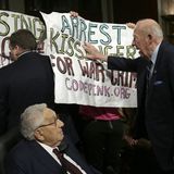 "Arrest Kissinger for War Crimes" steht auf einem Plakat.
