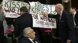 "Arrest Kissinger for War Crimes" steht auf einem Plakat.