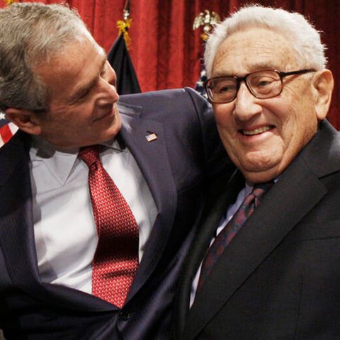 Alte Bekannte: Der ehemalige Außenminister Henry Kissinger (r.) Seite an Seite mit dem früheren US-Präsident George W. Bush