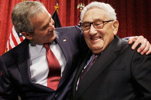 Alte Bekannte: Der ehemalige Außenminister Henry Kissinger (r.) Seite an Seite mit dem früheren US-Präsident George W. Bush