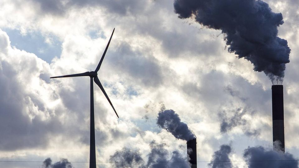Windräder und ein Schornstein - die Bundesregierung muss bei Klima-Maßnahmen nachziehen.